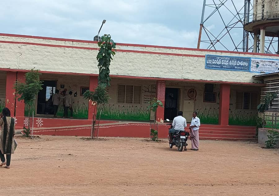 ಆಂಧ್ರಪ್ರದೇಶದ ಕರ್ನೂಲು ಜಿಲ್ಲೆಯ ಆದೋನಿ ಮಂಡಲದ ಪೆದ್ದ ಹರಿವಾಣಂ ಗ್ರಾಮದಲ್ಲಿರುವ ಸರ್ಕಾರಿ ಕನ್ನಡ ಮಾಧ್ಯಮ ಶಾಲೆ