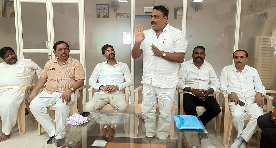 ಕಂಪ್ಲಿ ಶಾಸಕರ ಜನಸಂಪರ್ಕ ಕಚೇರಿಯಲ್ಲಿ ಬುಧವಾರ ಪರಿಶಿಷ್ಟ ಜಾತಿ ಸಮುದಾಯದವರ ಕುಂದುಕೊರತೆ ಸಭೆಯಲ್ಲಿ ಕೆಪಿಸಿಸಿ ಎಸ್.ಸಿ ಘಟಕದ ರಾಜ್ಯ ಅಧ್ಯಕ್ಷ ಧರ್ಮಸೇನ ಮಾತನಾಡಿದರು. ಶಾಸಕ ಜೆ.ಎನ್. ಗಣೇಶ್, ಮುಖಂಡರು ಭಾಗವಹಿಸಿದ್ದರು