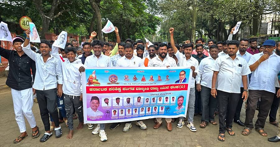 ಕುರುಬ ಸಮುದಾಯವನ್ನು ಎಸ್.ಟಿಗೆ ಸೇರಿಸಬಾರದು ಎಂದು ಆಗ್ರಹಿಸಿ, ಕರ್ನಾಟಕ ಪರಿಶಿಷ್ಟ ಪಂಗಡ ವಾಲ್ಮೀಕಿ ರಾಜ್ಯ ಯುವ ಘಟಕ ಹಾಗೂ ಬೆಳಗಾವಿ ಜಿಲ್ಲಾ ಮಹರ್ಷಿ ವಾಲ್ಮೀಕಿ ನಾಯಕ ಹೋರಾಟ ಸಮಿತಿ ವತಿಯಿಂದ ಬೆಳಗಾವಿಯಲ್ಲಿ ಬುಧವಾರ ಪ್ರತಿಭಟನೆ ನಡೆಸಲಾಯಿತು ಪ್ರಜಾವಾಣಿ ವಾರ್ತೆ