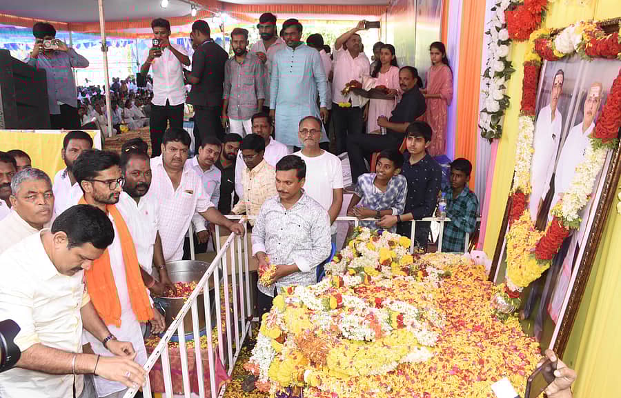 ಯಾದಗಿರಿಯಲ್ಲಿ ಬುಧವಾರ ನಡೆದ ವೆಂಕಟರೆಡ್ಡಿ ಮುದ್ನಾಳ ಅವರ ಪ್ರಥಮ ಪುಣ್ಯಸ್ಮರಣೆ ಕಾರ್ಯಕ್ರಮದಲ್ಲಿ ಬಿಜೆಪಿ ರಾಜ್ಯ ಘಟಕದ ಅಧ್ಯಕ್ಷ ಬಿ.ವೈ. ವಿಜಯೇಂದ್ರ ನಮನ ಸಲ್ಲಿಸಿದರು