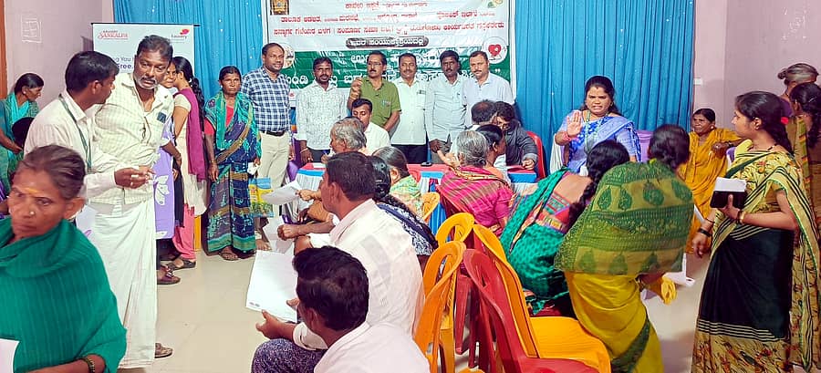 ಕುರುಗೋಡಿಲ್ಲಿ ವಿವಿಧ ಸಂಘಟನೆಗಳು ಬುಧವಾರ ಆಯೋಜಿಸಿದ್ದ ಆರೋಗ್ಯ ತಪಾಸಣೆ ಉಚಿತ ಶಿಬಿರದಲ್ಲಿ ಜನರು ಆರೋಗ್ಯ ತಪಾಸಣೆ ಮಾಡಿಸಿಕೊಂಡರು