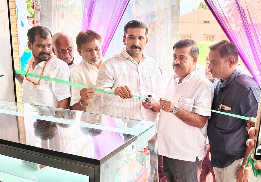 ತಿ.ನರಸೀಪುರ ಪಟ್ಟಣದಲ್ಲಿ ನೂತನವಾಗಿ ತೆರೆಯಲಾಗಿರುವ ಮಿನಿ ಗ್ಯಾಲಕ್ಸಿ ಹಾಲಿನ‌ ಕೇಂದ್ರವನ್ನು ಮೈಮೂಲ್ ಅಧ್ಯಕ್ಷ ಆರ್.ಚೆಲುವರಾಜು ಉದ್ಘಾಟಿಸಿದರು 