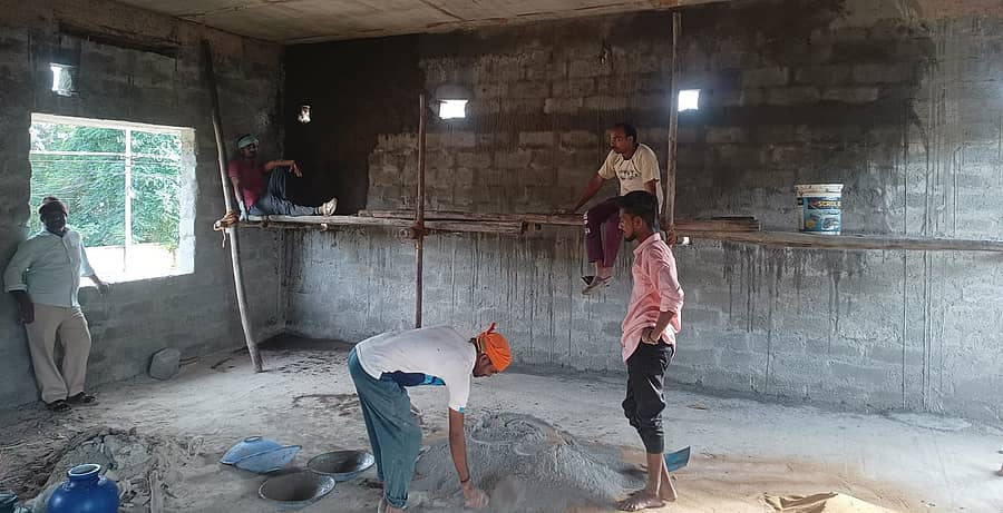 ಬ್ಯಾಡಗಿ ಎಸ್ಜೆಜೆಎಂ ಕೆಪಿಎಸ್ ಶಾಲೆಯ ಆವರಣದಲ್ಲಿ ಸ್ಥಗಿತಗೊಂಡಿದ್ದ ಕಟ್ಟಡ ಕಾಮಗಾರಿ ಬುಧವಾರ ಪುನರಾರಂಭಗೊಂಡಿದೆ