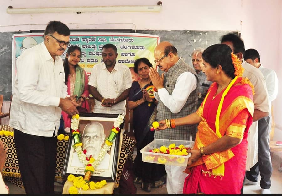 ಶಿರಾದ ಬಾಲಕಿಯರ ಸರ್ಕಾರಿ ಪದವಿ ಪೂರ್ವ ಕಾಲೇಜಿನಲ್ಲಿ ಗೊರೂರರ ಬದುಕು ಬರಹ ಕುರಿತು ವಿಚಾರಣ ಸಂಕಿರಣವನ್ನು ಶಾಸಕ ಟಿ.ಬಿ.ಜಯಚಂದ್ರ ಉದ್ಘಾಟಿಸಿದರು