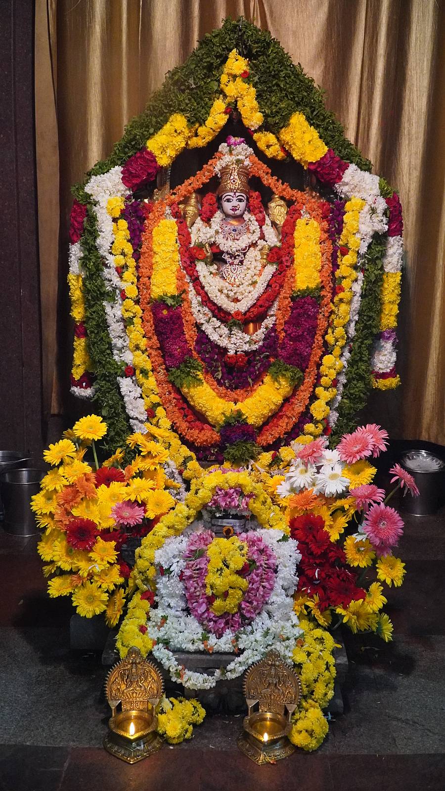 ಆನೇಕಲ್‌ನ ಕಾಳಿಕ ಕಮಟೇಶ್ವರ ದೇವಾಲಯದಲ್ಲಿ ವಿಶ್ವಕರ್ಮ ಜಯಂತಿ ಪ್ರಯುಕ್ತ ದೇವಿಗೆ ಅಲಂಕಾರ 