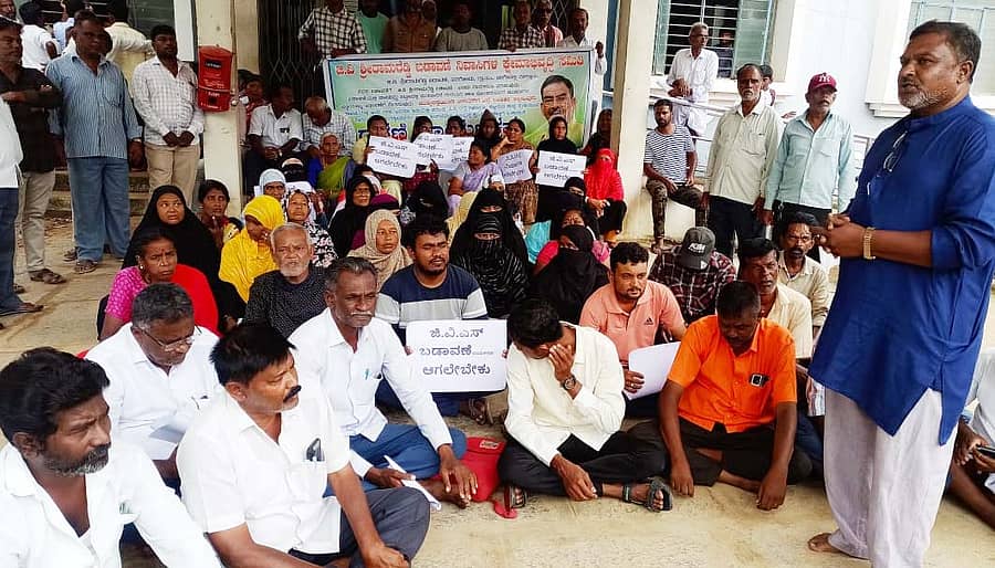 ಬಾಗೇಪಲ್ಲಿ ತಾಲ್ಲೂಕು ಕಚೇರಿ ಮುಂದೆ ಶ್ರೀರಾಮರೆಡ್ಡಿ ಬಡಾವಣೆ ನಿವಾಸಿಗಳು ಪ್ರತಿಭಟನೆ ಮಾಡಿದರು