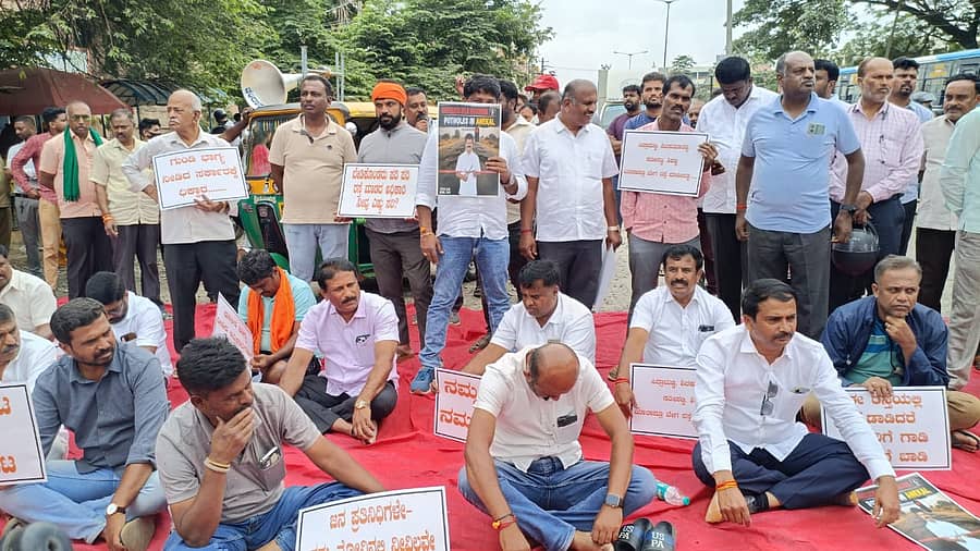 ಆನೇಕಲ್-ಚಂದಾಪುರ ರಸ್ತೆ ಕಾಮಗಾರಿಗೆ ವೇಗ ನೀಡಬೇಕು ಎಂದು ಒತ್ತಾಯಿಸಿ ಸ್ಥಳೀಯರು ರಸ್ತೆ ತಡೆ ನಡೆಸಿದರು