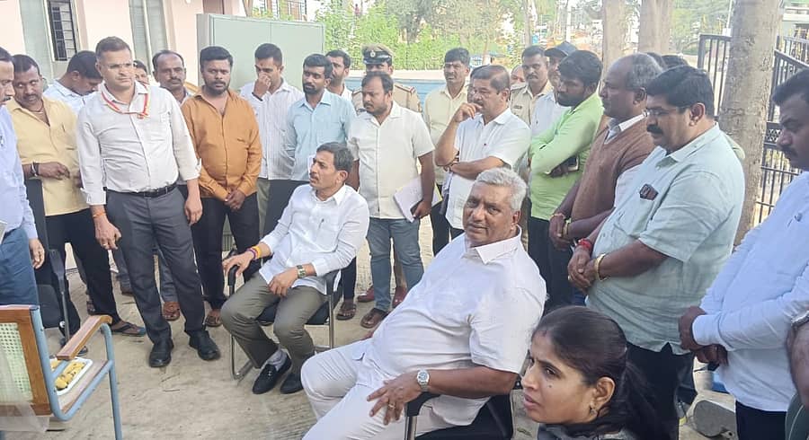 ಮಾಗಡಿ ಪಟ್ಟಣದ ಬೈಚಾಪುರದ ಬಳಿ ಹೊಸದಾಗಿ ಪಶು ಆಸ್ಪತ್ರೆಗೆ ಪಶು ಸಂಗೋಪನ ಮತ್ತು ರೇಷ್ಮೆ ಇಲಾಖೆ ಸಚಿವರಾದ ಕೆ ವೆಂಕಟೇಶ್ ಬುಧವಾರ ಭೇಟಿ ನೀಡಿ ಶಾಸಕ ಬಾಲಕೃಷ್ಣ ಹಾಗೂ ಅಧಿಕಾರಿಗಳಿಂದ ಪಶು ಆಸ್ಪತ್ರೆ ಸ್ಥಳಾಂತರದ ಬಗ್ಗೆ ಮಾಹಿತಿ ಪಡೆದುಕೊಂಡರು.