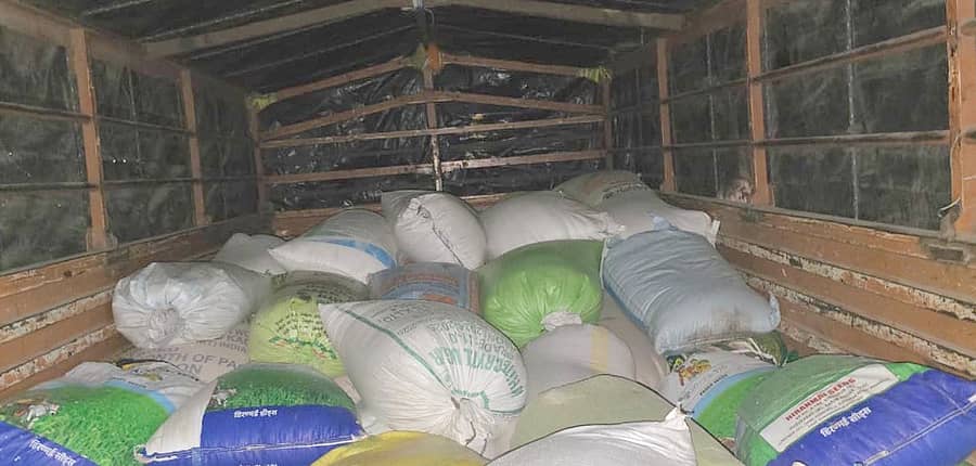 17ಎಸ್ಎಚ್ಪಿ 3: ಶಹಾಪುರ ತಾಲ್ಲೂಕಿನ ಗೋಗಿ ಠಾಣೆಯ ಪೊಲೀಸರು ಬುಧವಾರ ಅಕ್ರಮವಾಗಿ $2.62 ಲಕ್ಷ ಮೌಲ್ಯದ ಪಡಿತರ ಅಕ್ಕಿ ಸಾಗಣೆ ಮಾಡುತ್ತಿದ್ದಾಗ ಜಪ್ತಿ ಮಾಡಿಕೊಂಡಿದ್ದಾರೆ