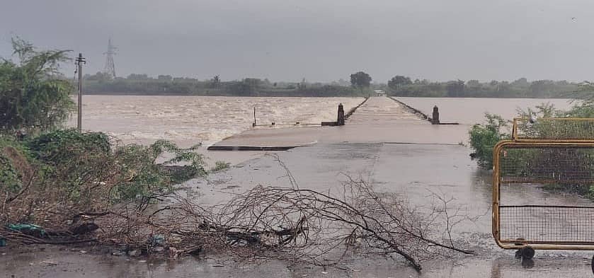 <div class="paragraphs"><p>ಅಫಜಲಪುರ ತಾಲೂಕಿನ ದೇವಲ್ &nbsp;ಗಾಣಗಾಪುರದ &nbsp;ಭೀಮಾ ಸೇತುವೆ ಬುಧವಾರ ಬಿಡುಗಡೆಯಾಗಿದ್ದರಿಂದ ಜೇವರ್ಗಿ ತಾಲೂಕಿನ ಗ್ರಾಮಗಳಿಗೆ ಸಂಪರ್ಕ ಕಡಿತವಾಗಿದೆ.</p></div>