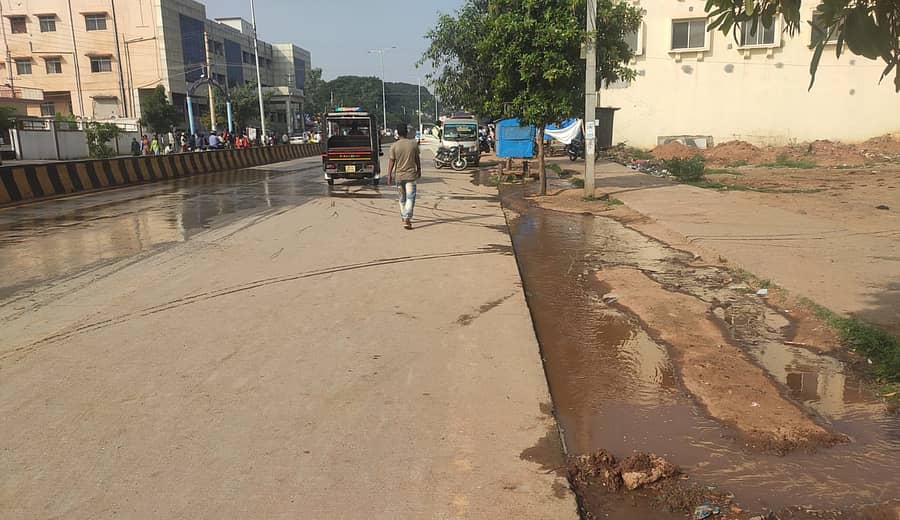 ಚಾಮರಾಜನಗರದ ಬಿ.ರಾಚಯ್ಯ ಜೋಡಿ ರಸ್ತೆಯಲ್ಲಿ ಕಾವೇರಿ ನೀರು ಪೂರೈಸುವ ಪೈಪ್‌ಲೈನ್ ಒಡೆದು ನೀರು ಸೋರಿಕೆಯಾಗುತ್ತಿರುವುದು 