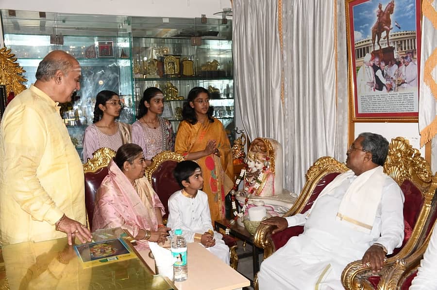 ಇತ್ತೀಚೆಗೆ ಲಿಂಗೈಕ್ಯರಾದ ಶರಣಬಸವೇಶ್ವರರ ಮಹಾದಾಸೋಹ ಸಂಸ್ಥಾನದ ಎಂಟನೇ ಪೀಠಾಧಿಪತಿ ಶರಣಬಸವಪ್ಪ ಅಪ್ಪ ಅವರ ಕುಟುಂಬವನ್ನು ಬುಧವಾರ ಭೇಟಿ ಮಾಡಿದ ಮುಖ್ಯಮಂತ್ರಿ ಸಿದ್ದರಾಮಯ್ಯ ಸಾಂತ್ವನ ಹೇಳಿದರು