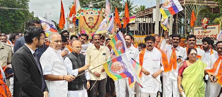 ರಾಯಚೂರಿನ ಮಂತ್ರಾಲಯ ರಸ್ತೆಯಲ್ಲಿನ ವಿಶ್ವಕರ್ಮ ವೃತ್ತದಲ್ಲಿ ವಿಶ್ವಕರ್ಮ ಭಾವಚಿತ್ರ ಮೆರವಣಿಗೆಗೆ ಜಿಲ್ಲಾ ಉಸ್ತುವಾರಿ ಸಚಿವ ಡಾ.ಶರಣಪ್ರಕಾಶ ಪಾಟೀಲ ಹಾಗೂ ಸಣ್ಣ ನೀರಾವರಿ, ವಿಜ್ಞಾನ ಮತ್ತು ತಂತ್ರಜ್ಞಾನ ಸಚಿವ ಎನ್.ಎಸ್.ಬೋಸರಾಜು ಜಂಟಿಯಾಗಿ ಚಾಲನೆ ನೀಡಿದರು. ವಸಂತಕುಮಾರ, ಬಸನಗೌಡ ದದ್ದಲ್, ನಿತೀಶ್ ಉಪಸ್ಥಿತರಿದ್ದರು