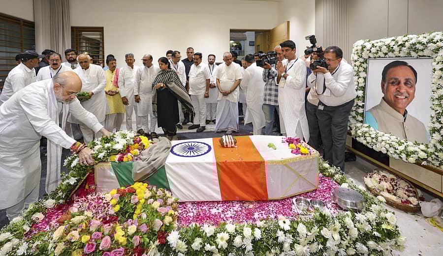 <div class="paragraphs"><p>ಗುಜರಾತ್ನ ಮಾಜಿ ಮುಖ್ಯಮಂತ್ರಿ ವಿಜಯ ರೂಪಾನಿ ಅವರ ಅಂತ್ಯಸಂಸ್ಕಾರದಲ್ಲಿ ಭಾಗವಹಿಸಿದ್ದ ಅಮಿತ್ ಶಾ</p></div>