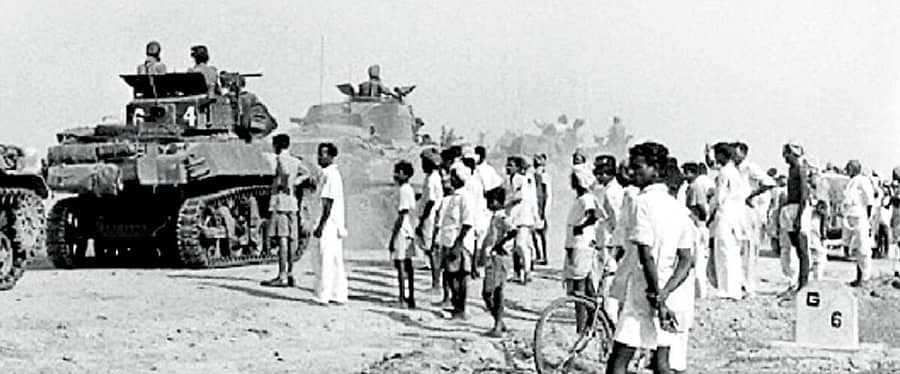 <div class="paragraphs"><p>ಬಸವಕಲ್ಯಾಣದ ಸಸ್ತಾಪುರ ಬಂಗ್ಲಾ ರಾಷ್ಟ್ರೀಯ ಹೆದ್ದಾರಿಯಿಂದ ಆಪರೇಷನ್ ಪೋಲೋ ಕಾರ್ಯಾಚರಣೆಗಾಗಿ ಹೈದರಾಬಾದ್ ಕಡೆಗೆ ನಡೆದಿದ್ದ ಯುದ್ಧ ಟ್ಯಾಂಕರ್‌ಗಳನ್ನು ಜನರು ಕುತೂಹಲದಿಂದ ವೀಕ್ಷಿಸುತ್ತಿರುವುದು </p></div>