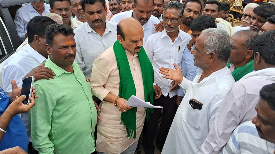 <div class="paragraphs"><p>ಲಕ್ಷ್ಮೇಶ್ವರದ ರೈತರಿಗೆ&nbsp;ಬೆಳೆಹಾನಿ ಮತ್ತು ಬೆಳೆವಿಮೆ ಪರಿಹಾರ ನೀಡಬೇಕು ಎಂದು ಆಗ್ರಹಿಸಿ ಬುಧವಾರ ಸಂಸದ ಬಸವರಾಜ ಬೊಮ್ಮಾಯಿ ಅವರಿಗೆ ರೈತರು ಮನವಿ ಸಲ್ಲಿಸಿದರು</p></div>