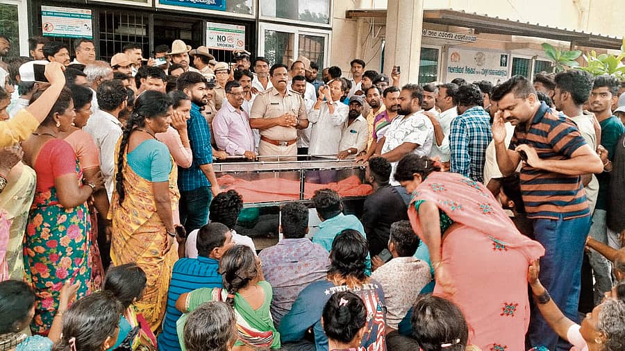 ಗೌರಿಬಿದನೂರು ಬಾಣಂತಿ ಸಾವಿಗೆ ತಾಯಿ ಮತ್ತು ಮಕ್ಕಳ ಆಸ್ಪತ್ರೆ ವೈದ್ಯರ ನಿರ್ಲಕ್ಷ್ಯವೇ ಕಾರಣ ಎಂದು ಆರೋಪಿಸಿ ಮೃತ ಭಾಗ್ಯಮ್ಮ ಸಂಬಂಧಿಕರು ಬುಧವಾರ ಆಸ್ಪತ್ರೆ ಮುಂದೆ ಶವ ಇಟ್ಟು ಪ್ರತಿಭಟನೆ ನಡೆಸಿದರು