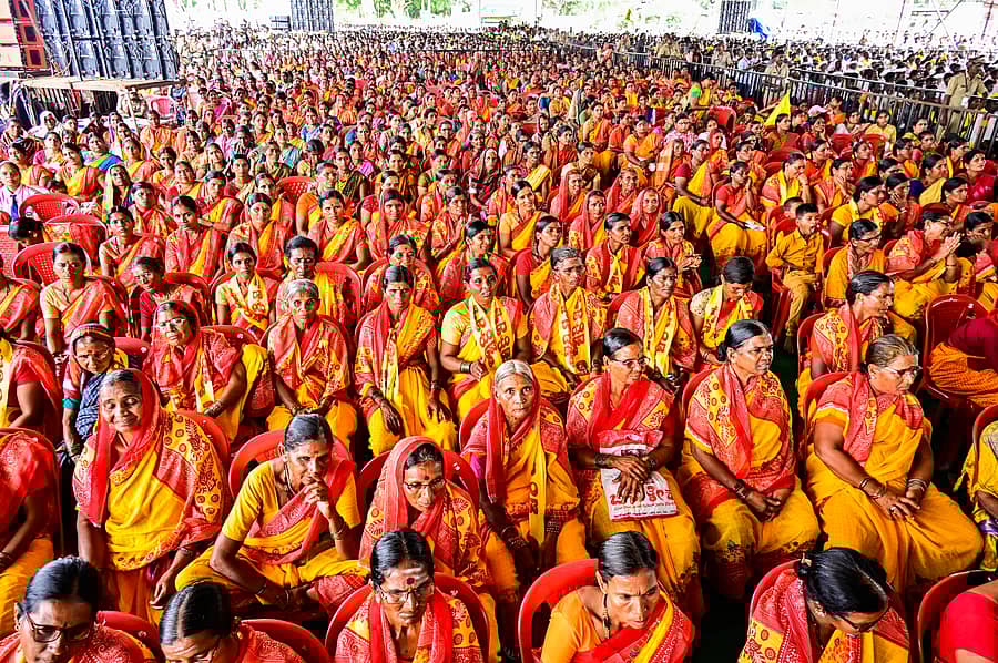 <div class="paragraphs"><p>ಕರ್ನಾಟಕ ಪ್ರದೇಶ ಕುರುಬಗೊಂಡ ಸಂಘದ ಜಿಲ್ಲಾ ಘಟಕ ಹಾಗೂ ಕ್ರಾಂತಿವೀರ ಸಂಗೊಳ್ಳಿ ರಾಯಣ್ಣ ಯುವಕ ಸಂಘದಿಂದ ಕಲಬುರಗಿಯಲ್ಲಿ ಬುಧವಾರ ಆಯೋಜಿಸಿದ್ದ ಬೃಹತ್‌ ಅಭಿನಂದನಾ ಸಮಾರಂಭದಲ್ಲಿ ಸೇರಿದ ಜನ.</p></div>