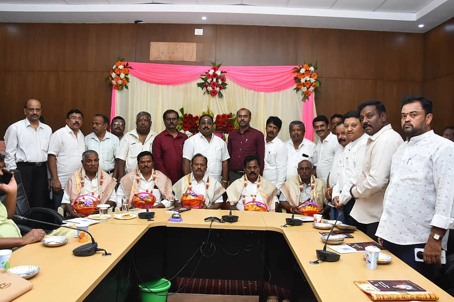 ಚಿಕ್ಕಬಳ್ಳಾಪುರದಲ್ಲಿ ನಡೆದ ವಿಶ್ವಕರ್ಮ ಜಯಂತಿಯಲ್ಲಿ ಸಮುದಾಯದ ಹಿರಿಯರನ್ನು ಸನ್ಮಾನಿಸಲಾಯಿತು