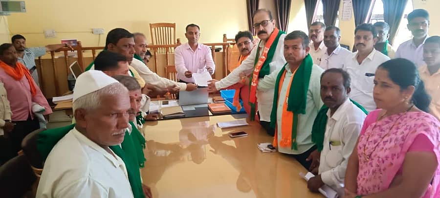 ಹಳಿಯಾಳದಲ್ಲಿ ಕಬ್ಬು ಬೆಳೆಗಾರರ ಬೇಡಿಕೆಯನ್ನು ಈಡೇರಿಸಬೇಕೆಂದು ಆಗ್ರಹಿಸಿ ಮಾಜಿ ಶಾಸಕ ಸುನೀಲ ಹೆಗಡೆ ನೇತೃತ್ವದಲ್ಲಿ ಬಿಜೆಪಿಯಿಂದ ತಹಶೀಲ್ದಾರ್ ಪಿರೋಜಷಾ ಸೊಮನಕಟ್ಟಿ ಅವರಿಗೆ ಮನವಿ ಸಲ್ಲಿಸಲಾಯಿತು