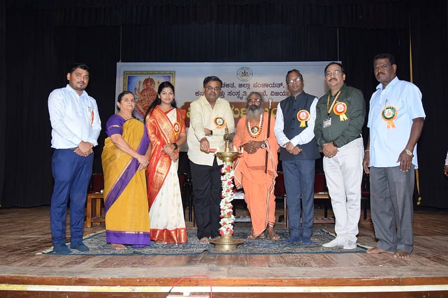 ವಿಜಯಪುರ ನಗರದ ಕಂದಗಲ್ ಹನಮಂತರಾಯ ರಂಗಮಂದಿರಲ್ಲಿ ಬುಧವಾರ ನಡೆದ ವಿಶ್ವಕರ್ಮ ಜಯಂತಿಗೆ ಬಾಲ ವಿಕಾಸ ಅಕಾಡೆಮಿ ಅಧ್ಯಕ್ಷ ಸಂಗಮೇಶ ಬಬಲೇಶ್ವರ ಚಾಲನೆ ನೀಡಿದರು