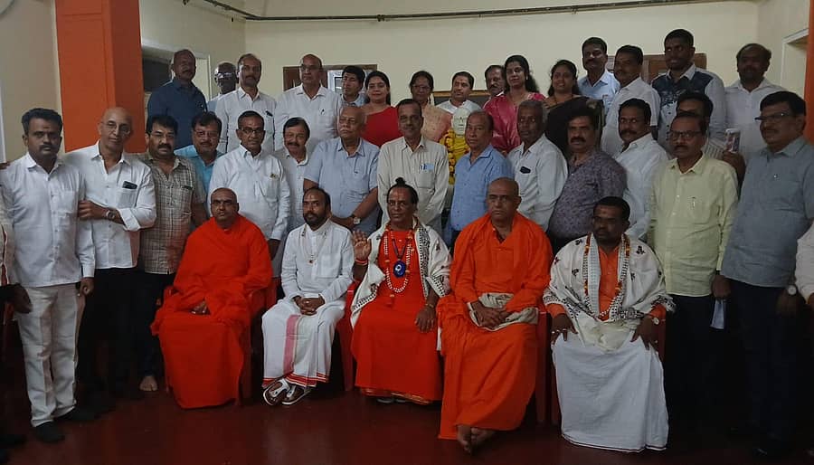 ಕರ್ನಾಟಕ ಪ್ರದೇಶ ಆರ್ಯ ಈಡಿಗರ ಸಂಘ ಆಯೋಜಿಸಿದ್ದ ಸಭೆಯಲ್ಲಿ ಸ್ವಾಮೀಜಿಗಳು, ಸಮುದಾಯದ ಮುಖಂಡರು ಭಾಗವಹಿಸಿದ್ದರು