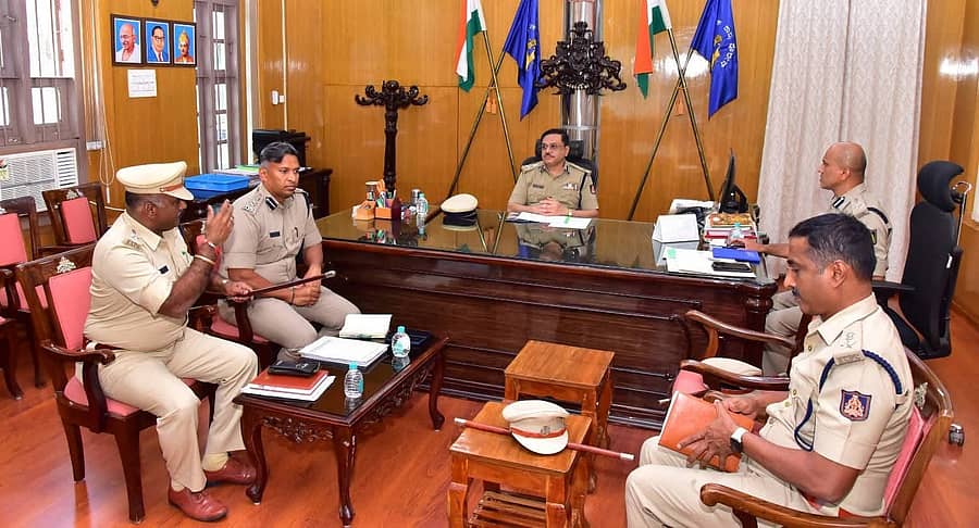 ಮೈಸೂರಿನ ದಕ್ಷಿಣ ವಲಯ ಕಚೇರಿಯಲ್ಲಿ ಡಿಜಿಪಿ ಎಂ.ಎ.ಸಲೀಂ ಪೊಲೀಸ್‌ ಅಧಿಕಾರಿಗಳ ಸಭೆ ನಡೆಸಿ ಯುವ ದಸರಾದ ಪೂರ್ವ ಸಿದ್ಧತೆಯ ಮಾಹಿತಿ ಪಡೆದರು