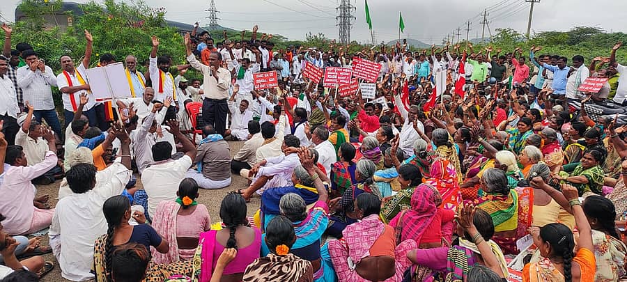 ಕುಡುತಿನಿಯ ಕೈಗಾರಿಕಾ ಪ್ರದೇಶದಲ್ಲಿ ಸಾರ್ವಜನಿಕರ ಅಹವಾಲು ಆಲಿಸುವ ಸಭೆಗೂ ಮುನ್ನ ಕುಡುತಿನಿ ಭೂಸಂತ್ರಸ್ತ ಹೋರಾಟಗಾರರು ಪ್ರತಿಭಟನೆ ನಡೆಸಿದರು. 