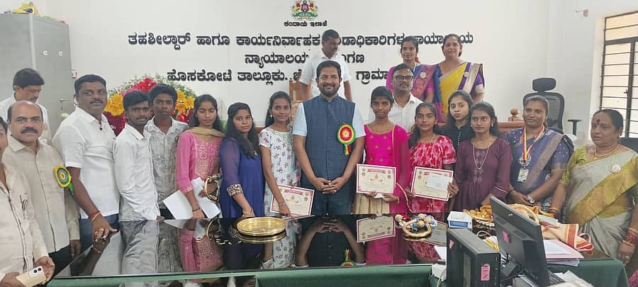 ಹೊಸಕೋಟೆ ನಗರದಲ್ಲಿ 10 ನೇ ವರ್ಷದ ವಿಶ್ವಕರ್ಮ ಜಯಂತೋತ್ಸವ ಸಂದರ್ಭದಲ್ಲಿ  ಎಸ್.ಎಸ್. ಎಲ್.ಸಿ ಮತ್ತು ಪಿಯುಸಿ, ಡಿಗ್ರಿಯಲ್ಲಿ ಹೆಚ್ಚು ಅಂಕ ಗಳಿಸಿದ ವಿಶ್ವಕರ್ಮ ಸಮುದಾಯದ ವಿದ್ಯಾರ್ಥಿಗಳನ್ನು ಶಾಸಕ ಶರತ್ ಬಚ್ಚೇಗೌಡ ಸನ್ಮಾನಿಸಿದರು