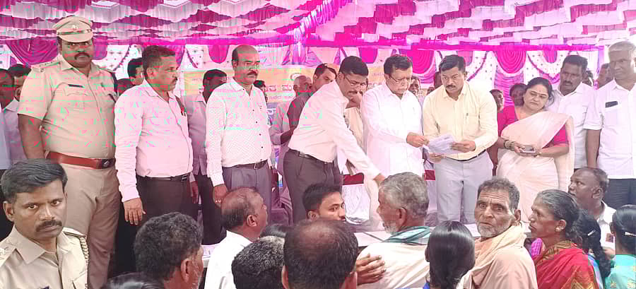 ಐಡಿಹಳ್ಳಿ ಬಸ್ ನಿಲ್ದಾಣದಲ್ಲಿ ಬುಧವಾರ ನಡೆದ ಜನಸ್ಪಂದನ ಕಾರ್ಯಕ್ರಮದಲ್ಲಿ ಶಾಸಕ ಕೆ.ಎನ್. ರಾಜಣ್ಣ ಫಲಾನುಭವಿಗಳಿಗೆ ಆದೇಶ ಪತ್ರ ವಿತರಿಸಿದರು