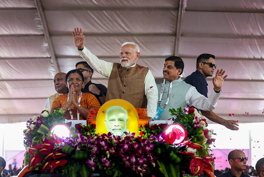 <div class="paragraphs"><p>ಮಧ್ಯಪ್ರದೇಶದ ಧಾರ್ ಜಿಲ್ಲೆಯ ಭೈನ್ಸೋಲಾ ಗ್ರಾಮದಲ್ಲಿ ‘ಪಿ.ಎಂ ಮಿತ್ರ ಪಾರ್ಕ್’ ನಿರ್ಮಾಣಕ್ಕೆ ಬುಧವಾರ ನಡೆದ ಶಿಲಾನ್ಯಾಸ ಕಾರ್ಯಕ್ರಮದಲ್ಲಿ ಪಾಲ್ಗೊಳ್ಳಲು ಆಗಮಿಸಿದ ಪ್ರಧಾನಿ ನರೇಂದ್ರ ಮೋದಿ ಅವರು ಜನರತ್ತ ಕೈಬೀಸಿದರು </p></div>