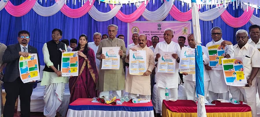 ಹಾವೇರಿ ಜಿಲ್ಲಾ ಆಸ್ಪತ್ರೆಯ ಆವರಣದಲ್ಲಿ ಪ್ರಧಾನಿ ನರೇಂದ್ರ ಮೋದಿ ಅವರ 75ನೇ ಜನ್ಮದಿನಾಚರಣೆ ನಿಮಿತ್ತ ಬುಧವಾರ ಏರ್ಪಡಿಸಿದ್ದ ‘ಸ್ವಸ್ಥ ನಾರಿ ಸಶಕ್ತ ಪರಿವಾರ ಅಭಿಯಾನ’ ಚಾಲನೆ ಕಾರ್ಯಕ್ರಮದಲ್ಲಿ ಕರಪತ್ರಗಳನ್ನು ಬಿಡುಗಡೆ ಮಾಡಲಾಯಿತು