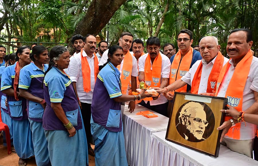 ಪ್ರಧಾನಿ ನರೇಂದ್ರ ಮೋದಿ ಅವರ ಜನ್ಮದಿನದ ಅಂಗವಾಗಿ ಬುಧವಾರ ನಡೆದ ಕಾರ್ಯಕ್ರಮದಲ್ಲಿ 75 ಪೌರ ಕಾರ್ಮಿಕರನ್ನು ಸನ್ಮಾನಿಸಲಾಯಿತು. ಬಿ.ಎಸ್.ಯಡಿಯೂರಪ್ಪ, ಡಿ.ವಿ. ಸದಾನಂದಗೌಡ ಪೌರಕಾರ್ಮಿಕರಿಗೆ ಉಡುಗೊರೆ ವಿತರಿಸಿದರು.