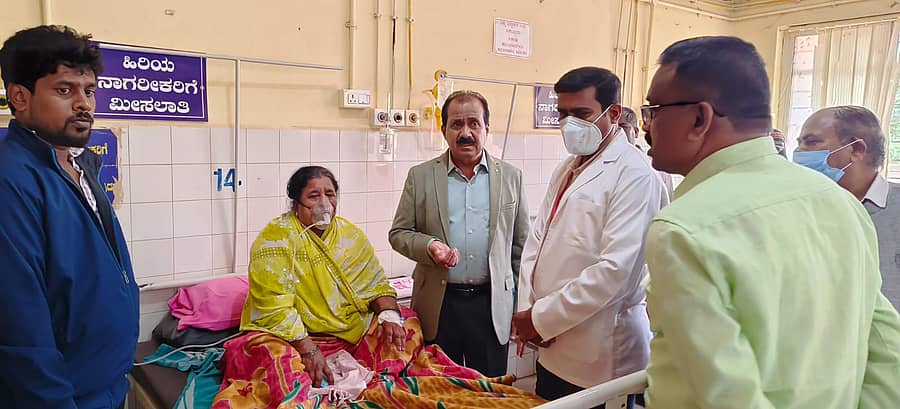 ಶಿಡ್ಲಘಟ್ಟದ ಸಾರ್ವಜನಿಕ ಆಸ್ಪತ್ರೆಗೆ ಭೇಟಿ ನೀಡಿದ ರಾಜ್ಯ ಆಹಾರ ಆಯೋಗದ ಅಧ್ಯಕ್ಷ ಡಾ.ಎಚ್.ಕೃಷ್ಣ ನೇತೃತ್ವದ ತಂಡ ಆಸ್ಪತ್ರೆಯಲ್ಲಿ ಸಿಗುವ ಸವಲತ್ತುಗಳ ಬಗ್ಗೆ ರೋಗಿಗಳನ್ನು ವಿಚಾರಿಸಿದರು