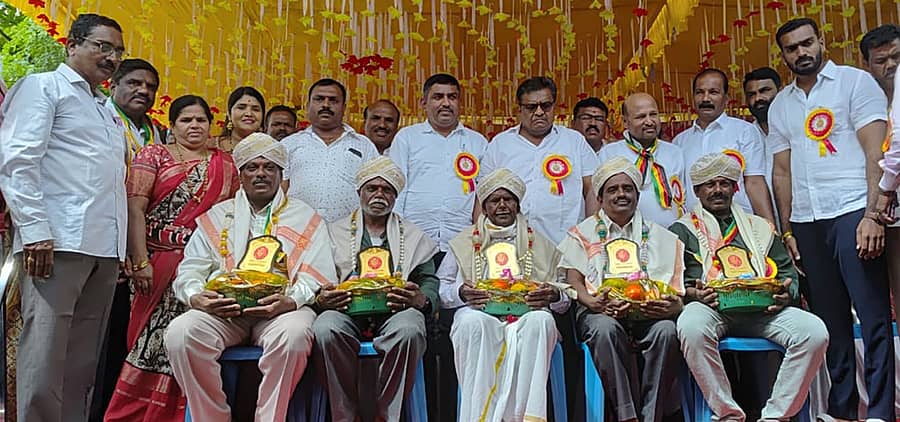 <div class="paragraphs"><p>ರಾಮನಗರದ ವಿಜಯನಗರದ ಕಾಳಿಕಾಂಬ ದೇವಸ್ಥಾನದ ಆವರಣದಲ್ಲಿ ಬುಧವಾರ ಜರುಗಿದ ವಿಶ್ವಕರ್ಮ ಜಯಂತಿ ಕಾರ್ಯಕ್ರಮದಲ್ಲಿ ಸಮುದಾಯದ ಸಾಧಕರನ್ನು ಗಣ್ಯರು ಸನ್ಮಾನಿಸಲಾಯಿತು. </p></div>