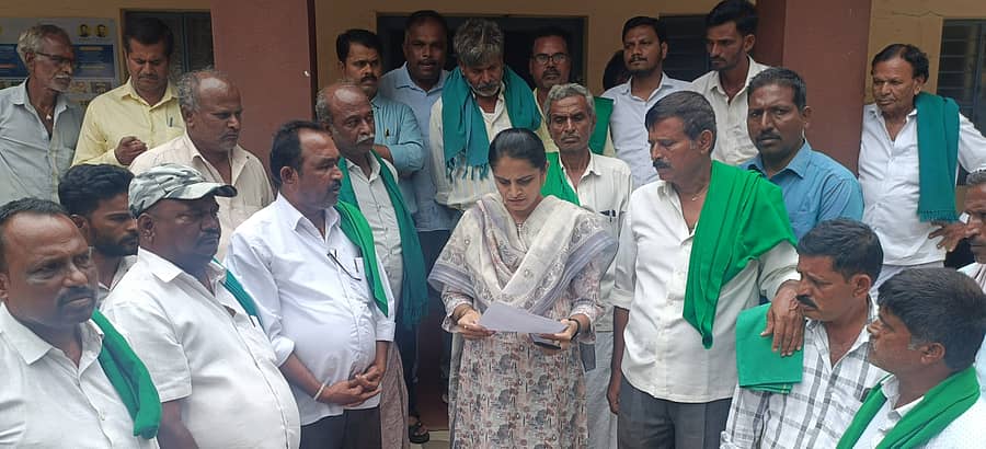 ಹರಿಹರ: ರೈತರೊಂದಿಗೆ ಅನುಚಿತವಾಗಿ ನಡೆದುಕೊಂಡಿದ್ದಾರೆAದು ಆರೋಪಿಸಿ ಕರ್ನಾಟಕ ರಾಜ್ಯ ರೈತ ಸಂಘ ಮತ್ತು ಹಸಿರು ಸೇನೆ ಕಾರ್ಯಕರ್ತರು ಬುಧವಾರ ಹರಿಹರದ ತಾಲ್ಲೂಕು ಪಂಚಾಯ್ತಿ ಕಚೇರಿ ಎದುರು ಪ್ರತಿಭಟನೆ ವ್ಯಕ್ತಪಡಿಸಿದರು.