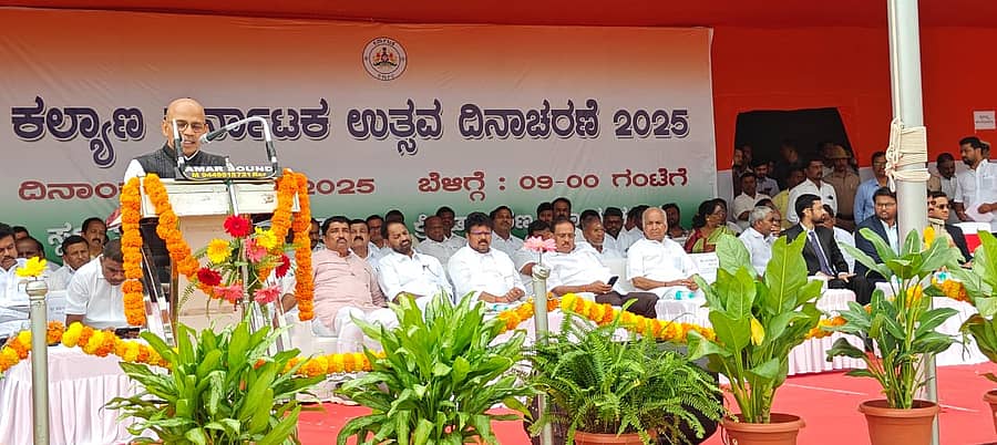 ರಾಯಚೂರಿನ ಮಹಾತ್ಮಾ ಗಾಂಧಿ ಜಿಲ್ಲಾ ಕ್ರೀಡಾಂಗಣದಲ್ಲಿ ಏರ್ಪಡಿಸಿದ್ದ ಕಲ್ಯಾಣ ಕರ್ನಾಟಕ ಉತ್ಸವ ಆಚರಣೆ ಸಮಾರಂಭದಲ್ಲಿ ರಾಷ್ಟ್ರ ಧ್ವಜಾರೋಹಣ ನೆರವೇರಿಸಿ ಜಿಲ್ಲಾ ಉಸ್ತುವಾರಿ ಸಚಿವ ಡಾ.ಶರಣಪ್ರಕಾಶ ಪಾಟೀಲ ಮಾತನಾಡಿದರು