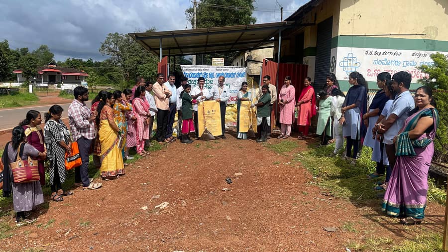 ಪುತ್ತೂರು ತಾಲ್ಲೂಕಿನ ನರಿಮೊಗರು ಗ್ರಾಮ ಪಂಚಾಯಿತಿ ವಠಾರದಲ್ಲಿ ತಾಲ್ಲೂಕು ಮಟ್ಟದ ಸ್ವಚ್ಛೋತ್ಸವ ಪಾಕ್ಷಿಕ ಕಾರ್ಯಕ್ರಮಕ್ಕೆ ಪ್ರಭಾರ ಕ್ಷೇತ್ರ ಶಿಕ್ಷಣಾಧಿಕಾರಿ ವಿಷ್ಣುಪ್ರಸಾದ್ ಬುಧವಾರ ಚಾಲನೆ ನೀಡಿದರು. ಗ್ರಾ.ಪಂ.ಅಧ್ಯಕ್ಷೆ ಹರಿಣಿ, ಉಪಾಧ್ಯಕ್ಷ ಉಮೇಶ್, ಅಭಿವೃದ್ಧಿ ಅಧಿಕಾರಿ ರವಿಚಂದ್ರ ಮತ್ತಿತರರು ಹಾಜರಿದ್ದರು