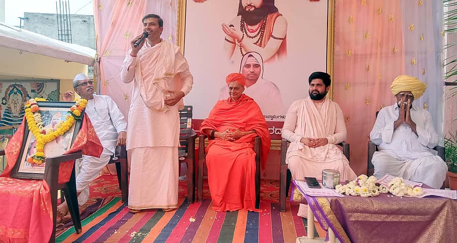 ತೇರದಾಳದ ವಿರಕ್ತಮಠದ ಶಿವಲಿಂಗೇಶ್ವರ ಶ್ರೀಗಳ ಪುಣ್ಯಾರಾಧನೆ ಅಂಗವಾಗಿ ಜರುಗಿದ ಧರ್ಮಸಭೆಯಲ್ಲಿ ಕೊಣ್ಣುರ ಹೊರಗಿನ ಮಠದ ವಿಶ್ವಪ್ರಭು ಶಿವಾಚಾರ್ಯ ಶ್ರೀ ಆಶೀರ್ವಚಿಸಿದರು