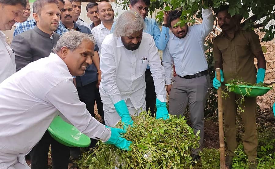 ಬೀದರ್ ನಗರದ ನರಸಿಂಹ ಝರಣಿ ದೇವಾಲಯದ ಆವರಣದಲ್ಲಿ ಜಿಲ್ಲಾ ಉಸ್ತುವಾರಿ ಸಚಿವ ಈಶ್ವರ ಬಿ.ಖಂಡ್ರೆ ಅವರು ಸ್ವಚ್ಛತೆಯೇ ಸೇವೆ ಅಭಿಯಾನಕ್ಕೆ ಚಾಲನೆ ನೀಡಿದರು