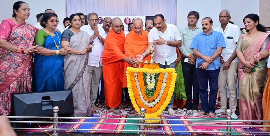 ಶಿವಮೊಗ್ಗ ಆದಿಚುಂಚನಗಿರಿ ಸಮುದಾಯ ಭವನದಲ್ಲಿ ಆಯೋಜಿಸಿದ್ದ ಜಾತಿ ಜನಗಣತಿಯ ಒಕ್ಕಲಿಗ ಜಾಗೃತಿ ಸಭೆಯನ್ನು ಪ್ರಸನ್ನನಾಥ ಸ್ವಾಮೀಜಿ ಉದ್ಘಾಟಿಸಿದರು