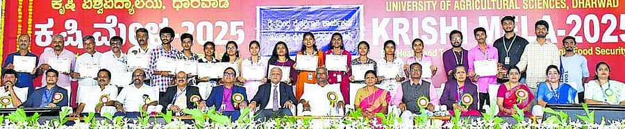 <div class="paragraphs"><p>ಧಾರವಾಡದ ಕೃಷಿ ವಿಶ್ವವಿದ್ಯಾಲಯದಲ್ಲಿ ಮಂಗಳವಾರ ನಡೆದ ಕೃಷಿ ಮೇಳದಲ್ಲಿ ವಿವಿಧ ಸ್ಪರ್ಧೆಗಳಲ್ಲಿ ವಿಜೇತರಾದವರಿಗೆ ಪ್ರಮಾಣ ಪತ್ರ ವಿತರಿಸಲಾಯಿತು</p></div>