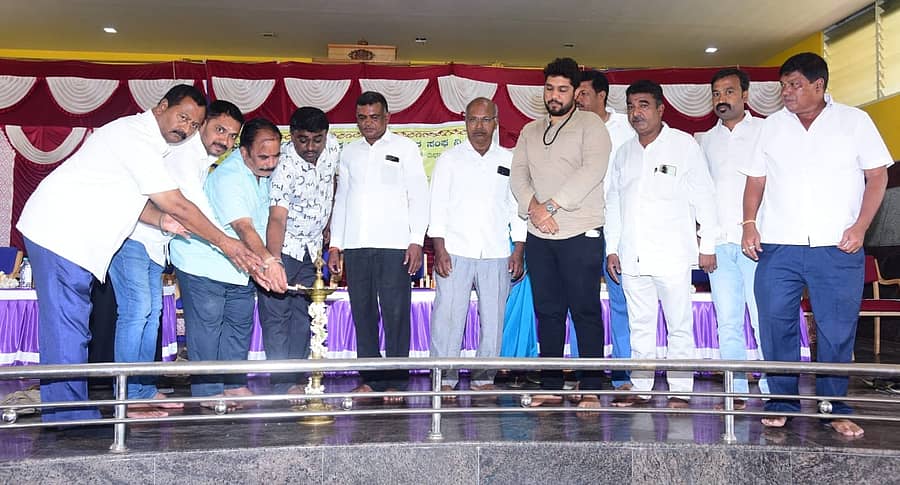 ಗುಂಡ್ಲುಪೇಟೆ ಟೌನ್ ಪ್ರಾಥಮಿಕ ಕೃಷಿ ಪತ್ತಿನ ಸಹಕಾರ ಸಂಘದ ಸರ್ವ ಸದಸ್ಯರ ವಾರ್ಷಿಕ ಮಹಾಸಭೆಯನ್ನು ಸಂಘದ ಅಧ್ಯಕ್ಷ ಶಿವಣ್ಣ ಉದ್ಘಾಟಿಸಿದರು