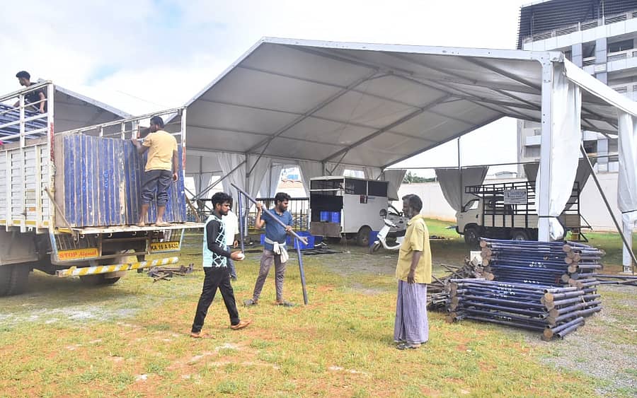 ಹುಬ್ಬಳ್ಳಿಯ ನೆಹರೂ ಮೈದಾನದಲ್ಲಿ ನಡೆಯಲಿರುವ ಏಕತಾ ಸಮಾವೇಶಕ್ಕೆ ವೇದಿಕೆ ನಿರ್ಮಾಣ ಹಾಗೂ ಪೆಂಡಾಲ್‌ ಹಾಕುವ ಕೆಲಸ ಭರದಿಂದ ಸಾಗಿದೆ
