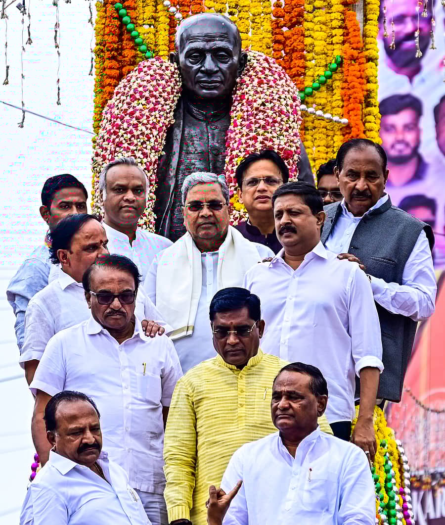 <div class="paragraphs"><p>ಕಲ್ಯಾಣ ಕರ್ನಾಟಕ ‌ಉತ್ಸವದ ಅಂಗವಾಗಿ ಬುಧವಾರ ಮುಖ್ಯಮಂತ್ರಿ ಸಿದ್ದರಾಮಯ್ಯ ಅವರು ಕಲಬುರಗಿಯಲ್ಲಿ ಹೈದರಾಬಾದ್ ಕರ್ನಾಟಕ ವಿಮೋಚನೆಯ ರೂವಾರಿ ಸರ್ದಾರ್ ‌ವಲ್ಲಭಭಾಯಿ‌ ಪಟೇಲ್ ಅವರ ಪ್ರತಿಮೆಗೆ ಮಾಲಾರ್ಪಣೆ ಮಾಡಿದರು. </p></div>