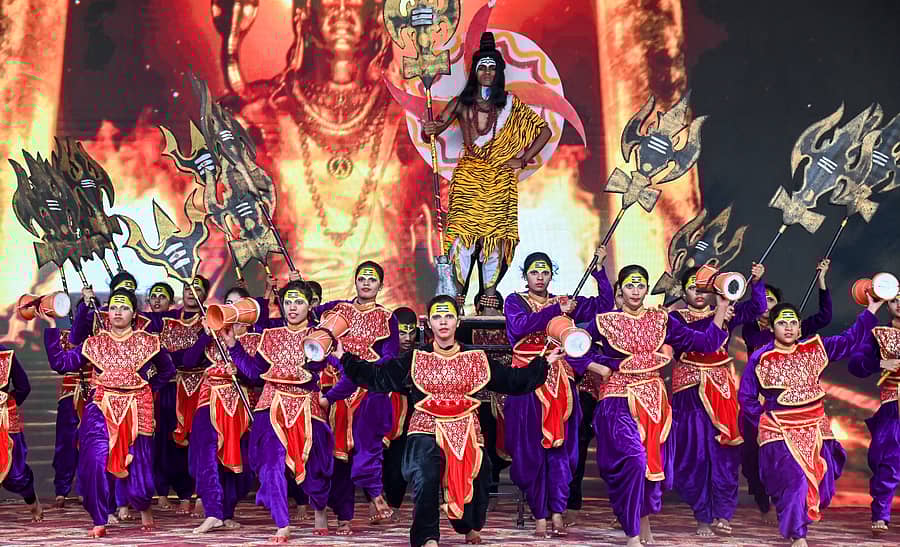 ಮೈಸೂರಿನ ಮಾನಸ ಗಂಗೋತ್ರಿ ಬಯಲು ರಂಗಮಂದಿರಲ್ಲಿ ಆಯೋಜಿಸಿದ್ದ ಯುವ ಸಂಭ್ರಮದಲ್ಲಿ ಜಿಲ್ಲಾ ಶಿಕ್ಷಣ ಮತ್ತು ತರಬೇತಿ ಸಂಸ್ಥೆಯ ವಿದ್ಯಾರ್ಥಿಗಳು ನೃತ್ಯ ಪ್ರದರ್ಶನ ನೀಡಿದರು– ಪ್ರಜಾವಾಣಿ ಚಿತ್ರ/ಅನೂಪ್ ರಾಘ. ಟಿ.