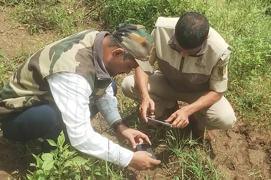 ಗುರುಮಠಕಲ್‌ ಹತ್ತಿರದ ಎಂ.ಟಿ.ಪಲ್ಲಿ ಗ್ರಾಮಕ್ಕೆ ಬುಧವಾರ ಬೇಟಿ ನೀಡಿ, ಹೆಜ್ಜೆ ಗುರುತುಗಳನ್ನು ಪರಿಶೀಲಿಸಿದ ಆರ್.ಎಫ್‌.ಒ. ಮತ್ತು ತಂಡ.