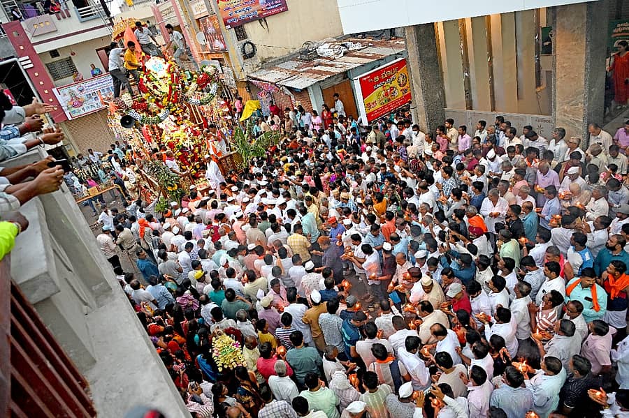 ಬನಹಟ್ಟಿ ಕಾಡಸಿದ್ಧೇಶ್ವರ ಜಾತ್ರೆಯ ಅಂಗವಾಗಿ ಕಾಡಸಿದ್ಧೇಶ್ವರರ ರಥೋತ್ಸವ ಸಡಗರದಿಂದ ನಡೆಯಿತು