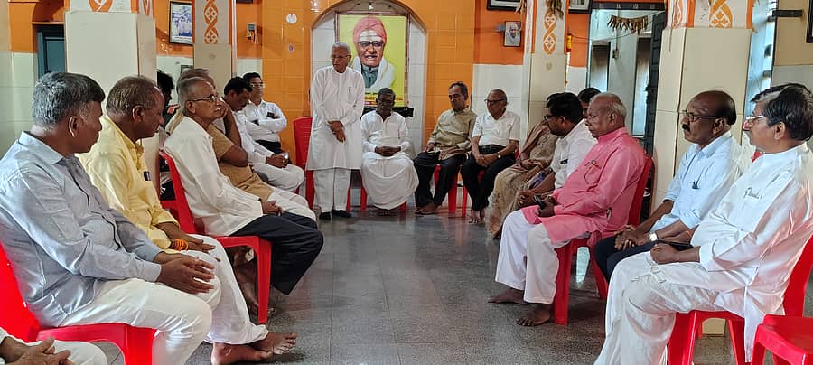 ಹುನಗುಂದದ ವಿಜಯ ಮಹಾಂತೇಶ ಉಚಿತ ಪ್ರಸಾದ ನಿಲಯದಲ್ಲಿ ವೀರಶೈವ-ಲಿಂಗಾಯತ ಮುಖಂಡರೊಂದಿಗೆ ನಡೆದ ಪೂರ್ವಬಾವಿ ಸಭೆಯಲ್ಲಿ ಅಖಿಲ ಭಾರತ ವೀರಶೈವ ಲಿಂಗಾಯತ ಮಹಾಸಭಾ ಜಿಲ್ಲಾ ಘಟಕದ ಅಧ್ಯಕ್ಷ ಜಿ ಎನ್ ಪಾಟೀಲ ಮಾತನಾಡಿದರು