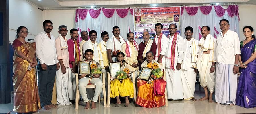 ಸಾಧಕ ವಿದ್ಯಾರ್ಥಿಗಳಾದ ಆಪ್ತಿ ಆಚಾರ್ಯ, ವಿನೀಶ್ ಆಚಾರ್ಯ, ನಾಟಿ ವೈದ್ಯೆ ಶಾರದಾ ಗಣಪತಿ ಆಚಾರ್ಯ ಅವರನ್ನು ಸನ್ಮಾನಿಸಲಾಯಿತು